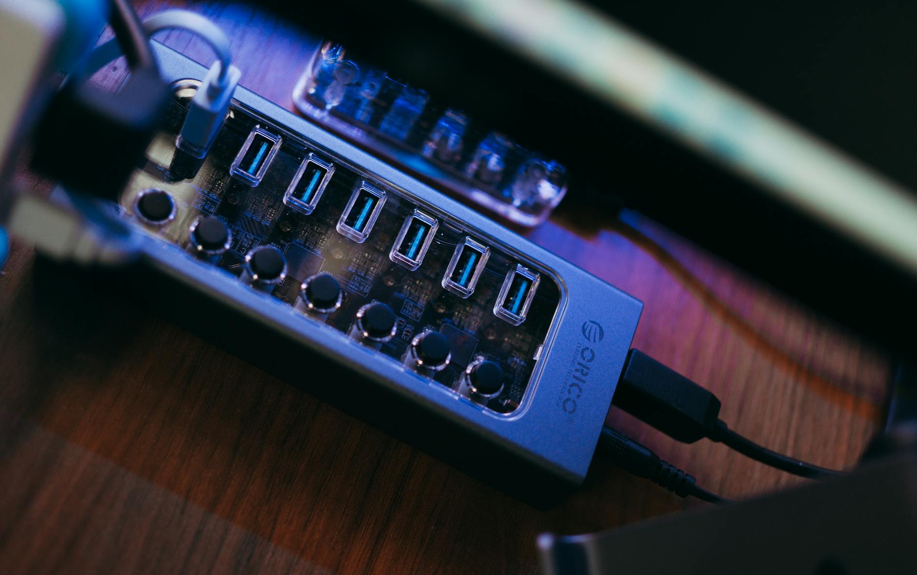 Zbliżenie na nowoczesny hub USB do jednoczesnego ładowania urządzeń
