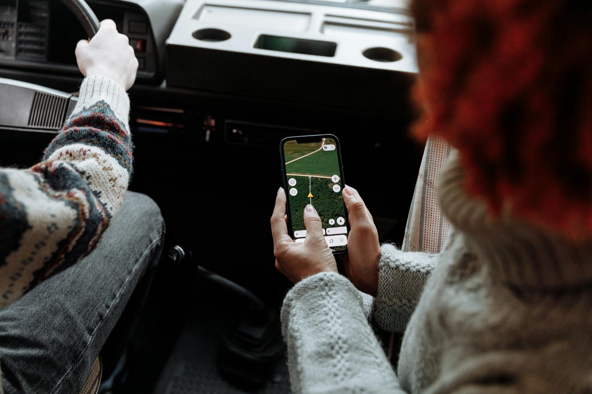 Jak korzystać z Map Google w trybie offline zapis tras i oszczędzanie transferu Dwie osoby korzystają z nawigacji w smartfonie podczas podróży samochodem