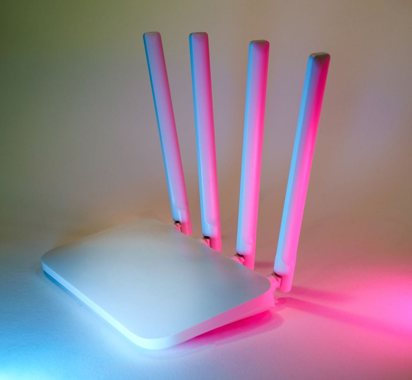 Nowoczesny router bezprzewodowy podświetlony neonowymi kolorami