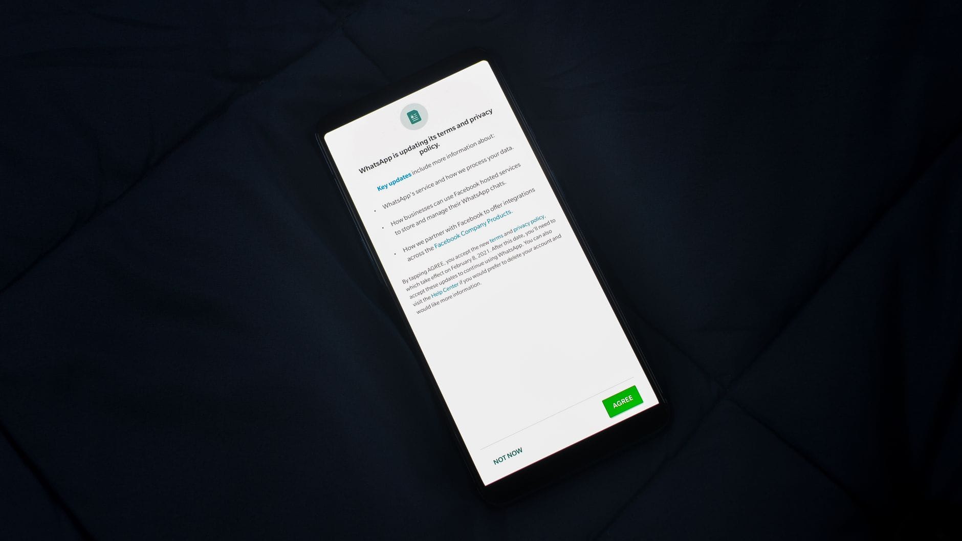 Jak zablokować aplikacjom dostęp do lokalizacji i śledzenia w tle w Androidzie Zbliżenie ekranu smartfona z komunikatem o aktualizacji polityki prywatności