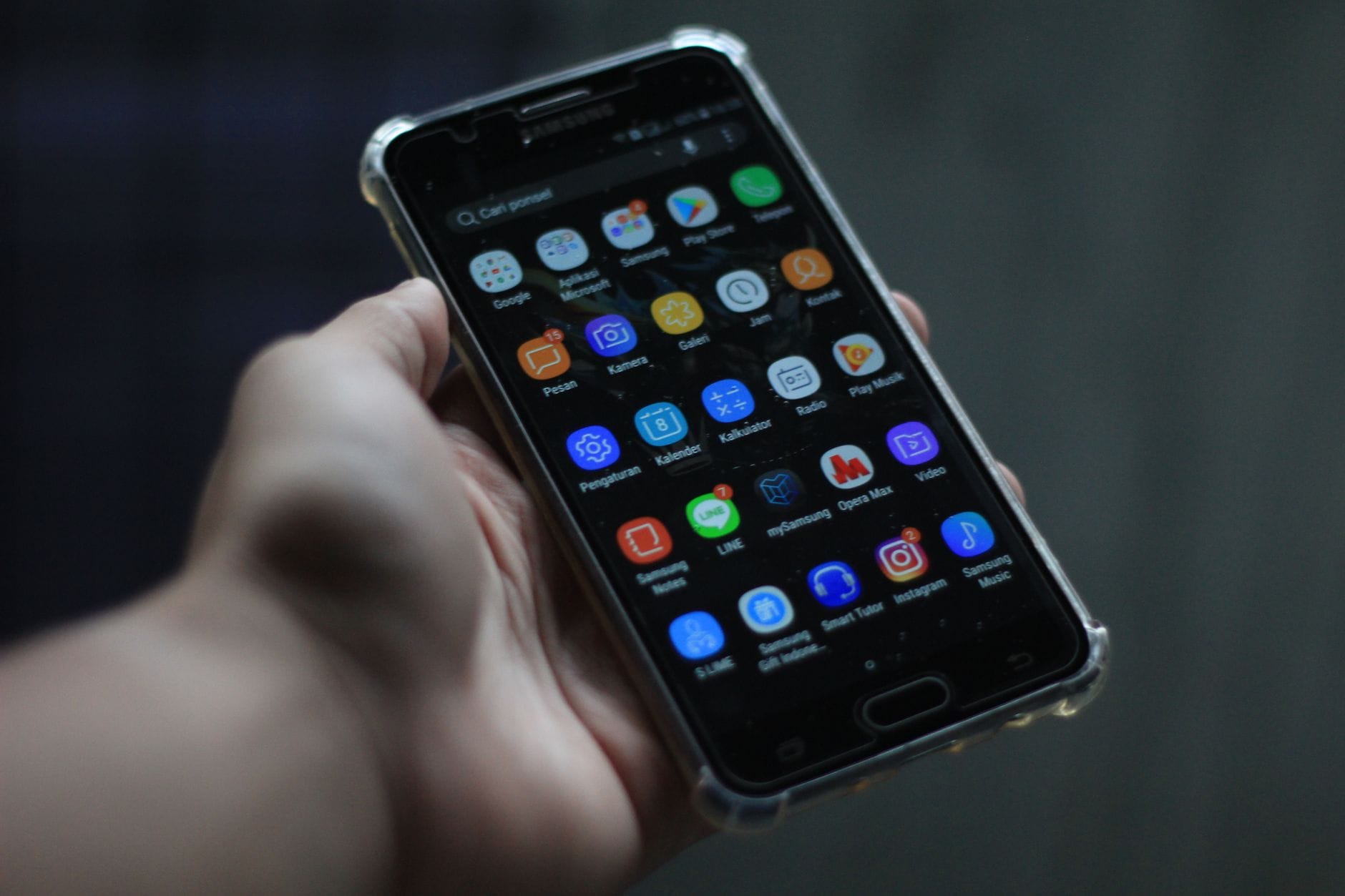 Zbliżenie na ekran smartfona z ikonami aplikacji systemu Android