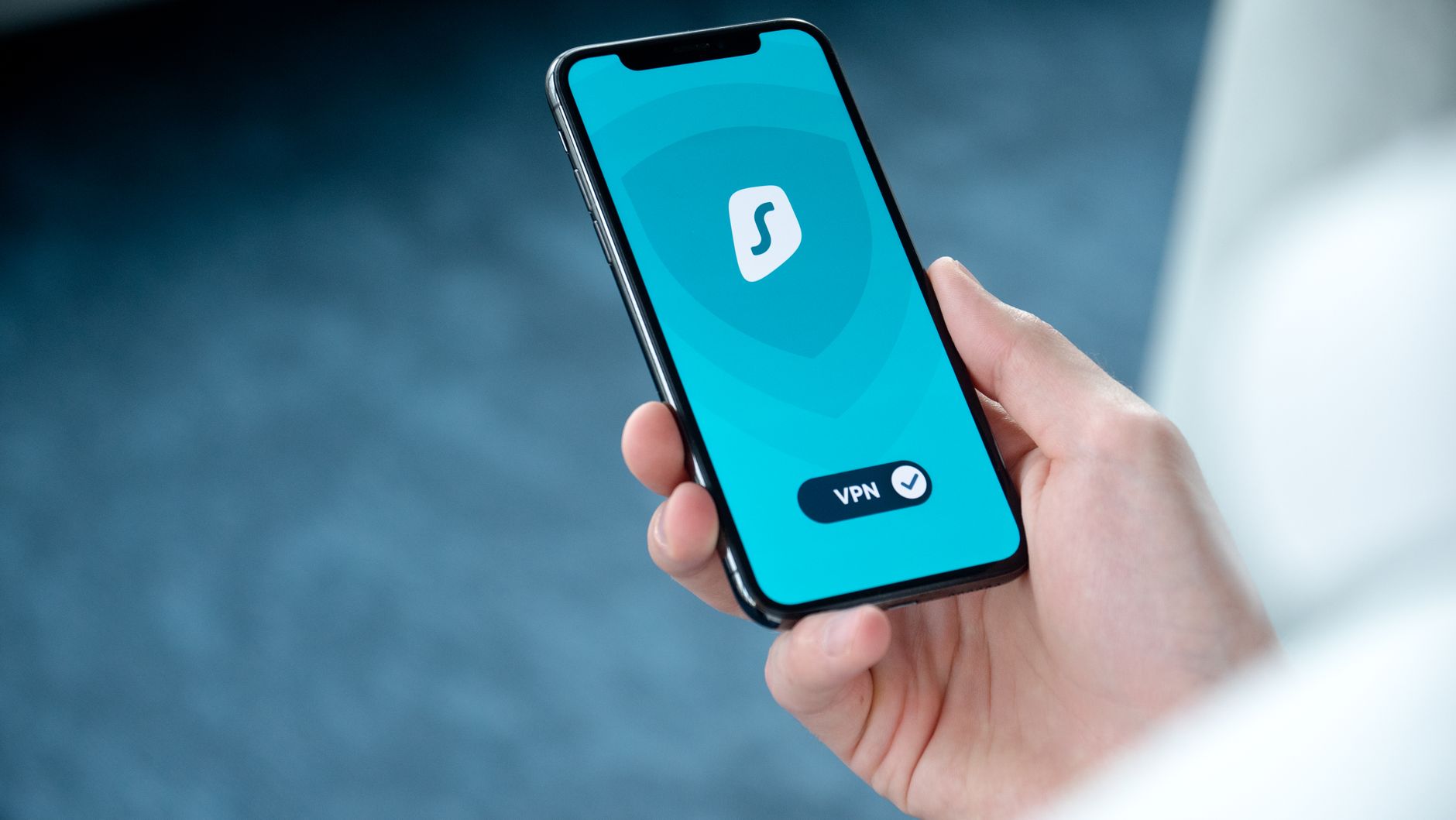 Dłoń trzymająca smartfon z włączoną aplikacją VPN
