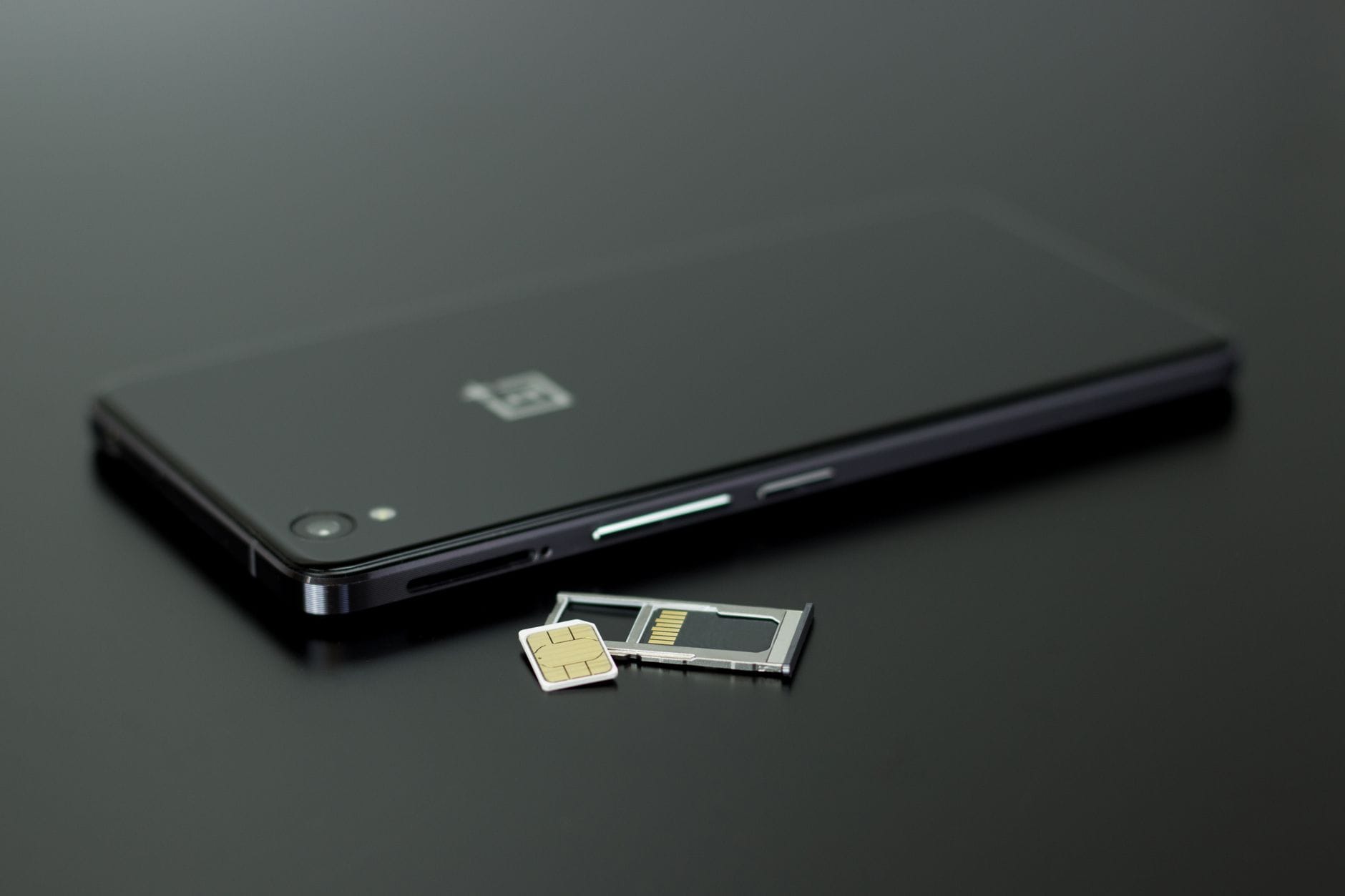 Co zajmuje najwięcej miejsca w telefonie i jak to sprawdzić w kilka minut Smartfon z kartą SIM i kartą pamięci w zbliżeniu