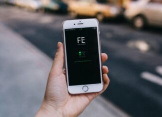 Pakiet internetu zniknął szybciej niż zwykle? Jak znaleźć aplikację zużywającą dane Osoba trzyma smartfon z otwartą aplikacją w miejskim otoczeniu